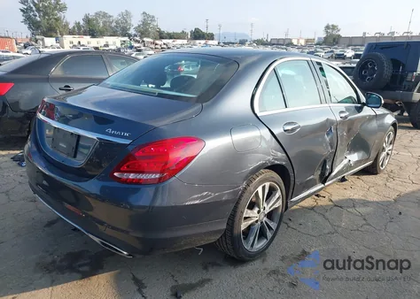 2015 Mercedes-Benz C 300 4Matic z USA, uszkodzony, nr VIN 55SWF4KB0FU090967